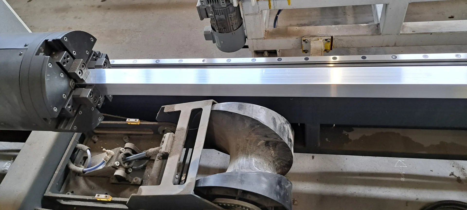 Rohrlaserschneidanlage mit automatischer Beladung
